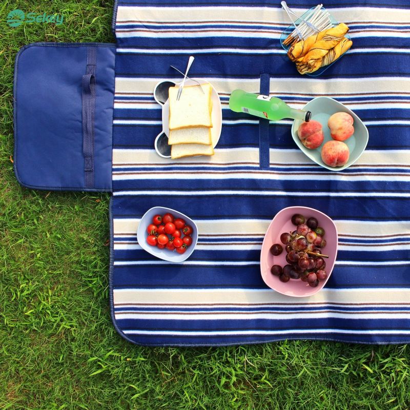 Sekey 200 x 200 cm picnic blanket with blue and white striped fleece fabric