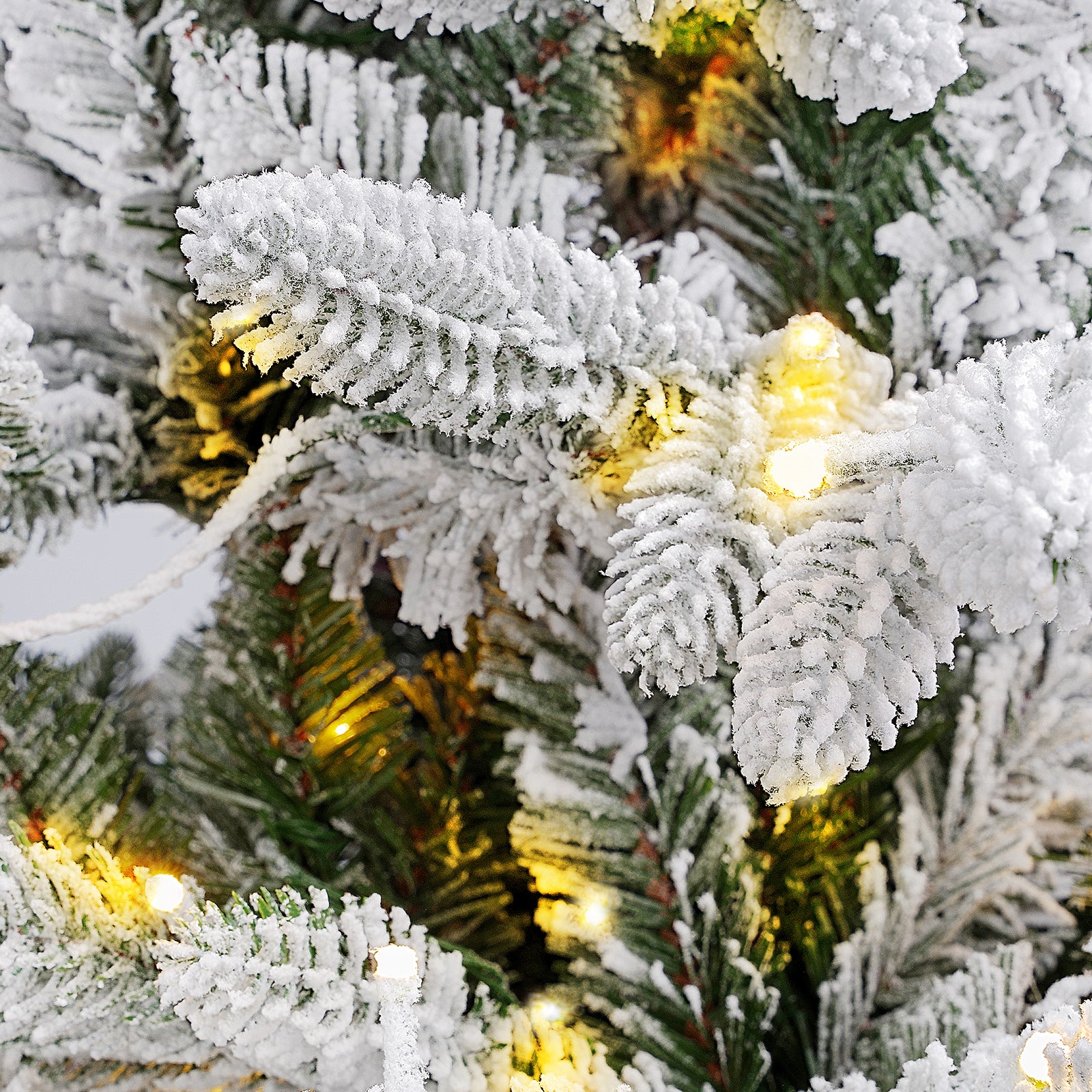 Künstlicher Weihnachtsbaum mit Schnee und LED Beleuchtung – Realistischer Tannenbaum mit Metallständer, 180 cm / 210 cm, warmweißes Licht