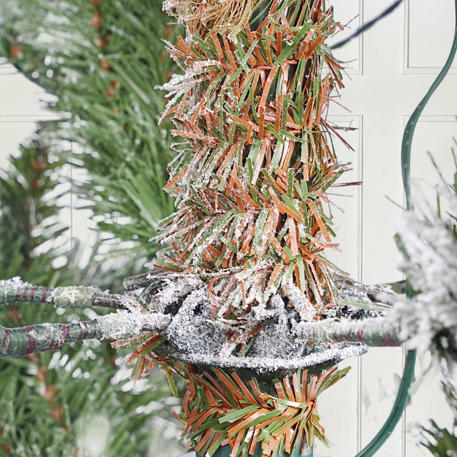 Künstlicher Weihnachtsbaum mit Schnee und LED Beleuchtung – Realistischer Tannenbaum mit Metallständer, 180 cm / 210 cm, warmweißes Licht