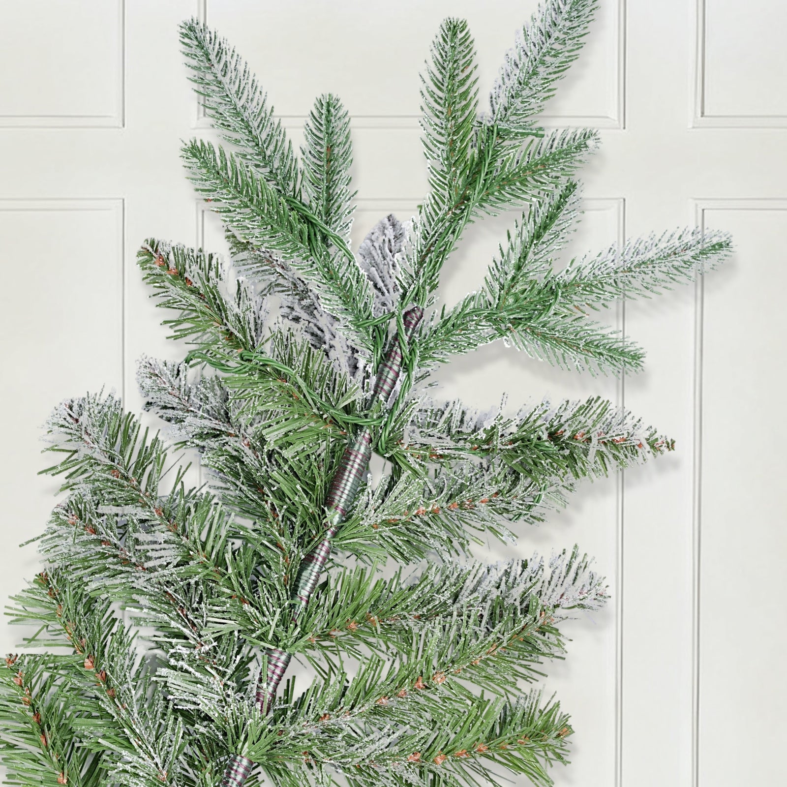 Künstlicher Weihnachtsbaum mit Schnee und LED Beleuchtung – Realistischer Tannenbaum mit Metallständer, 180 cm / 210 cm, warmweißes Licht