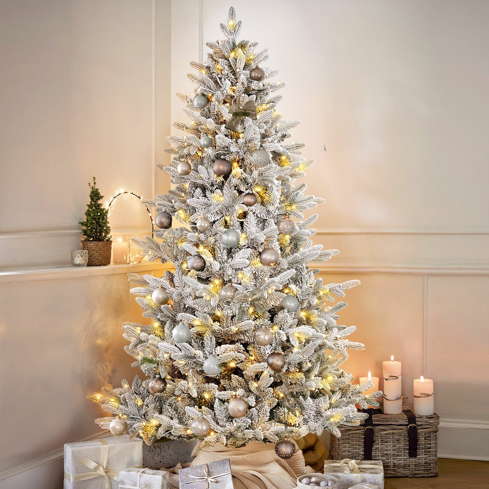 Künstlicher Weihnachtsbaum mit Schnee und LED Beleuchtung – Realistischer Tannenbaum mit Metallständer, 180 cm / 210 cm, warmweißes Licht