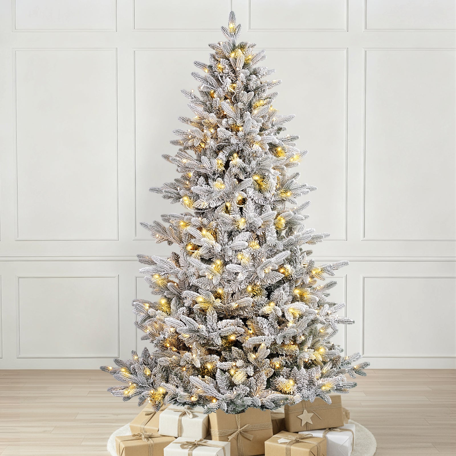 Künstlicher Weihnachtsbaum mit Schnee und LED Beleuchtung – Realistischer Tannenbaum mit Metallständer, 180 cm / 210 cm, warmweißes Licht