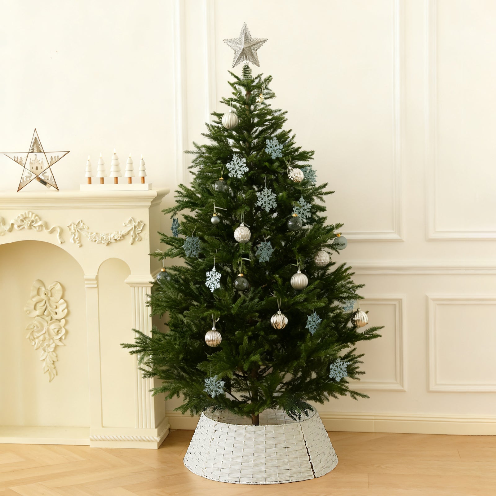 Salcar Weihnachtsbaumdecke aus Poly-Rattan in Weiß – Eleganter Weihnachtsbaumrock, Ø 60 / 66 cm, Stilvolle Abdeckung für den Baumständer