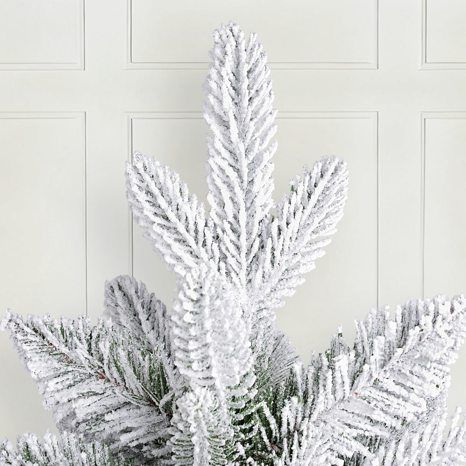 SALCAR Künstlicher Weihnachtsbaum mit Schnee – Realistischer Tannenbaum aus PE & PVC, naturgetreu, schwer entflammbar, stabiler Metallständer, einfacher Aufbau, wiederverwendbar