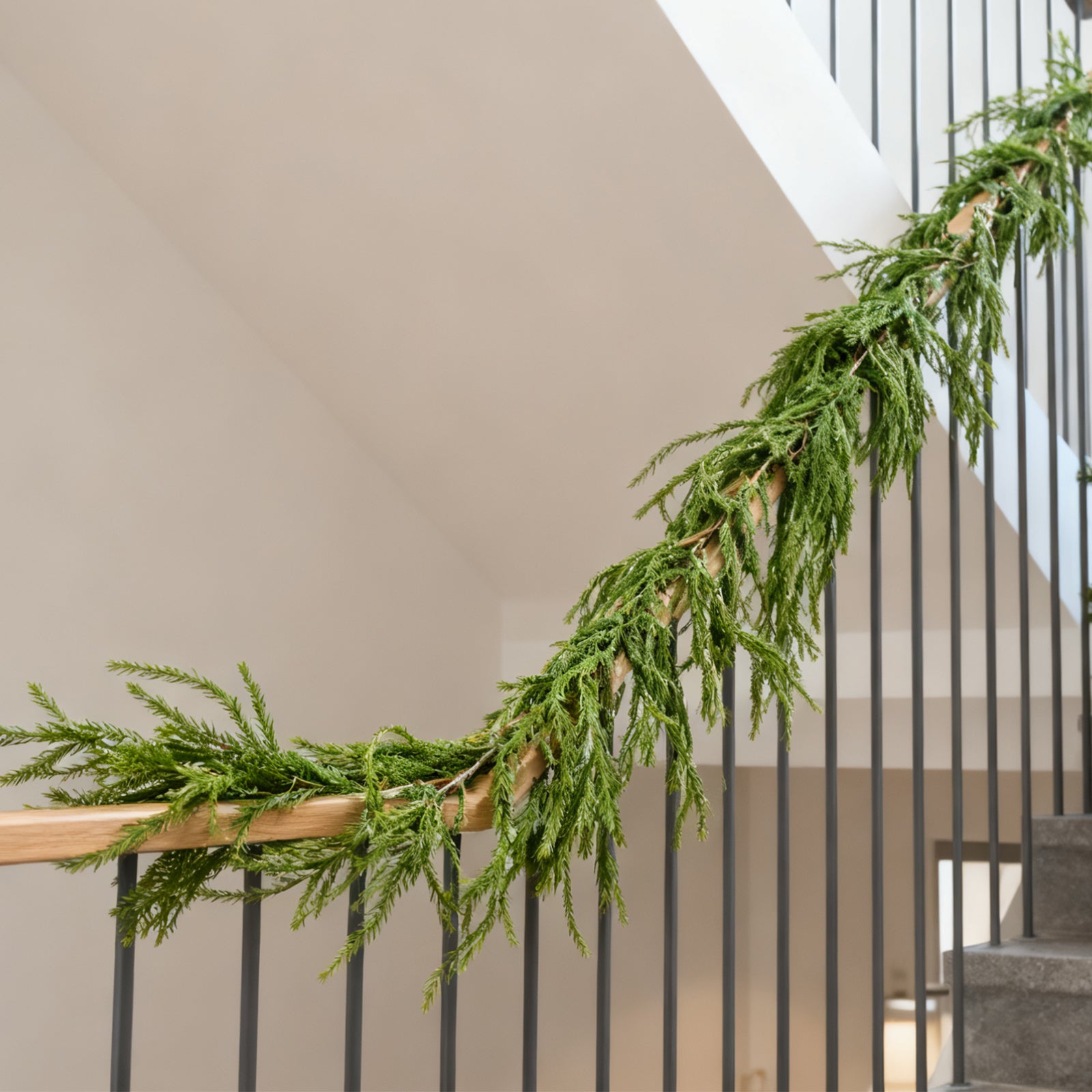 SALCAR Künstliche Weihnachtsgirlande aus 100 % PE – Realistische Tannengirlande für Wand, Tür & Kamin – Langlebig & wiederverwendbar