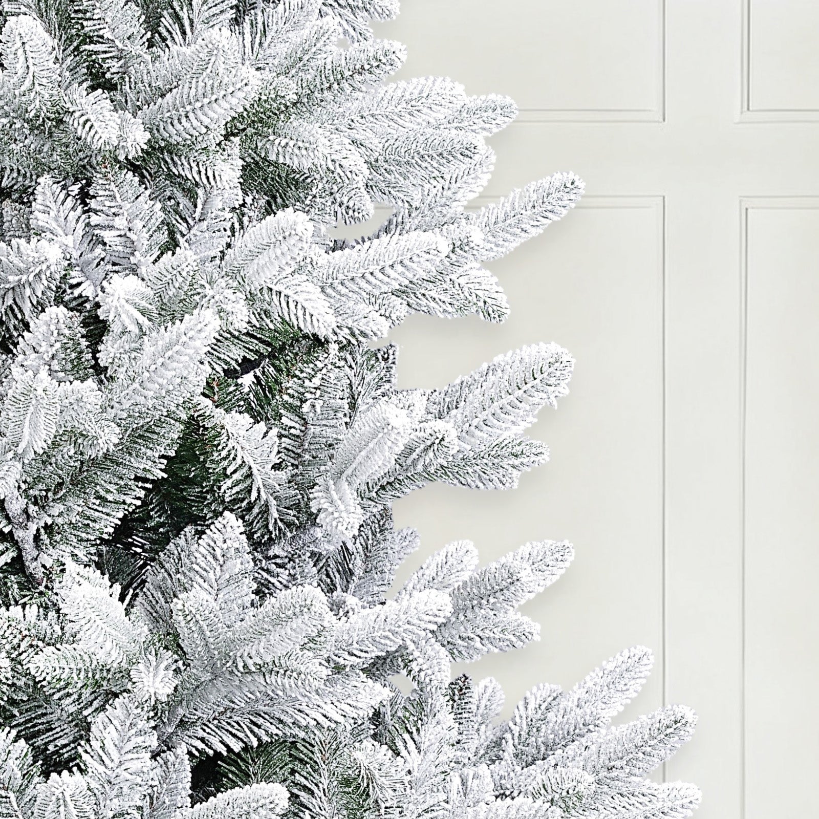 SALCAR Künstlicher Weihnachtsbaum mit Schnee – Realistischer Tannenbaum aus PE & PVC, naturgetreu, schwer entflammbar, stabiler Metallständer, einfacher Aufbau, wiederverwendbar