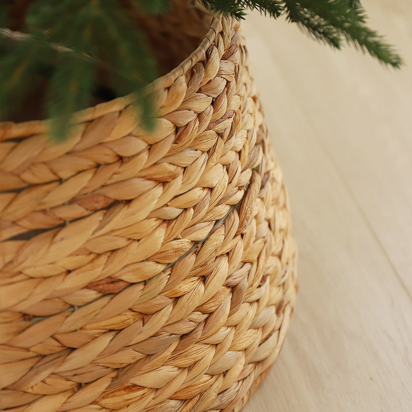 Salcar Weihnachtsbaumdecke aus Wasserhyazinthe – Handgefertigter Weihnachtsbaum Kragen in Natur, Ø 60 / 68 cm, Stilvoller Rattan Look