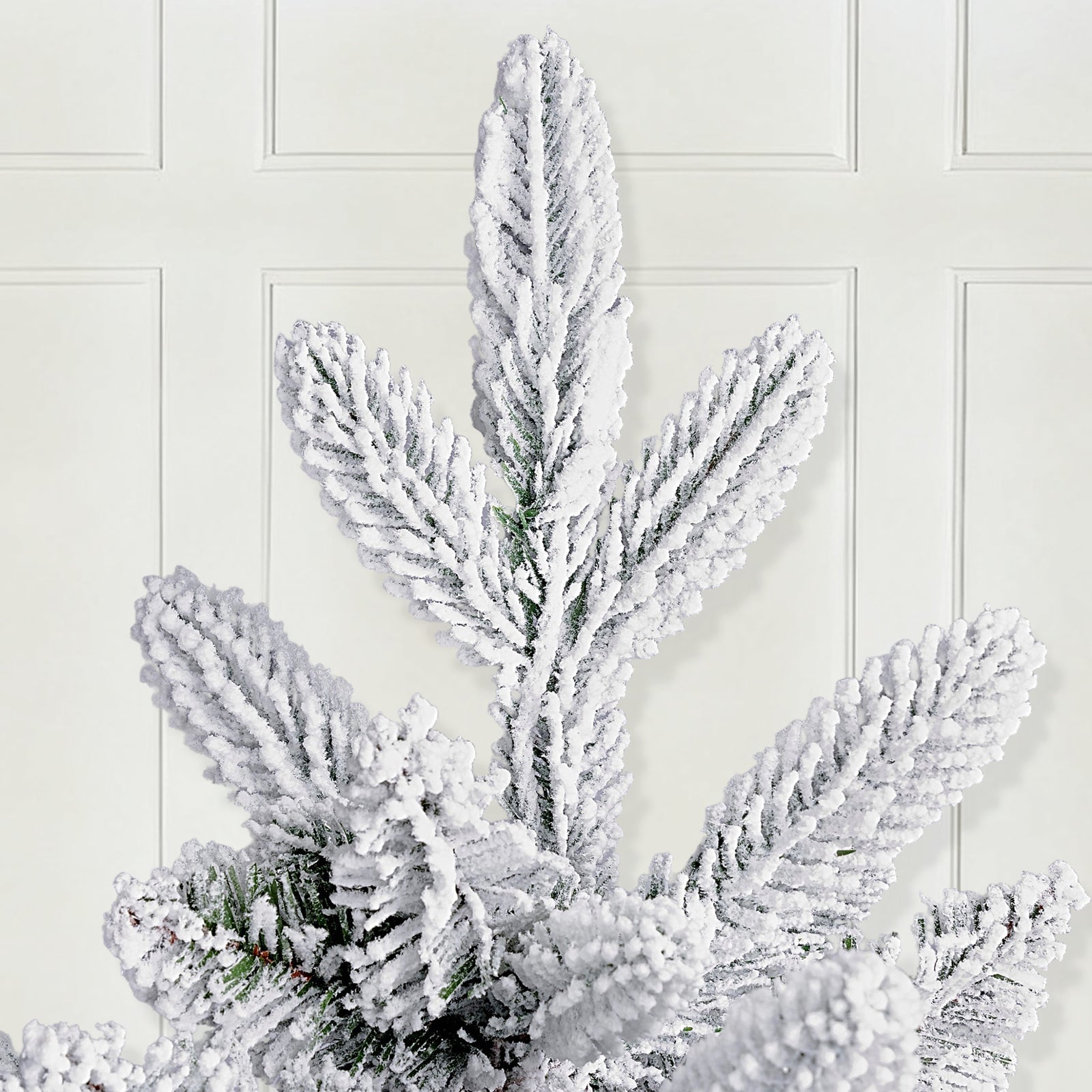 Künstlicher Weihnachtsbaum mit Schnee und LED Beleuchtung – Realistischer Tannenbaum mit Metallständer, 180 cm / 210 cm, warmweißes Licht
