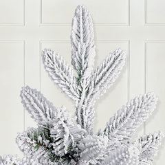 Künstlicher Weihnachtsbaum mit Schnee und LED Beleuchtung – Realistischer Tannenbaum mit Metallständer, 180 cm / 210 cm, warmweißes Licht