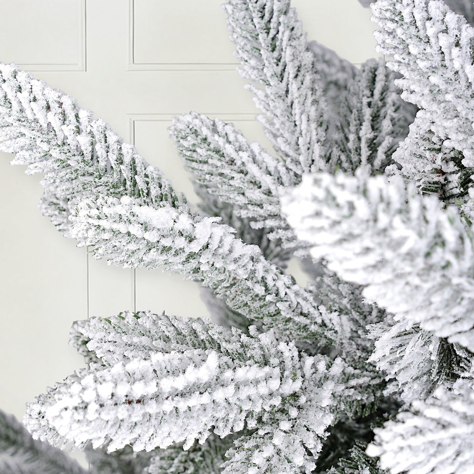 SALCAR Künstlicher Weihnachtsbaum mit Schnee – Realistischer Tannenbaum aus PE & PVC, naturgetreu, schwer entflammbar, stabiler Metallständer, einfacher Aufbau, wiederverwendbar