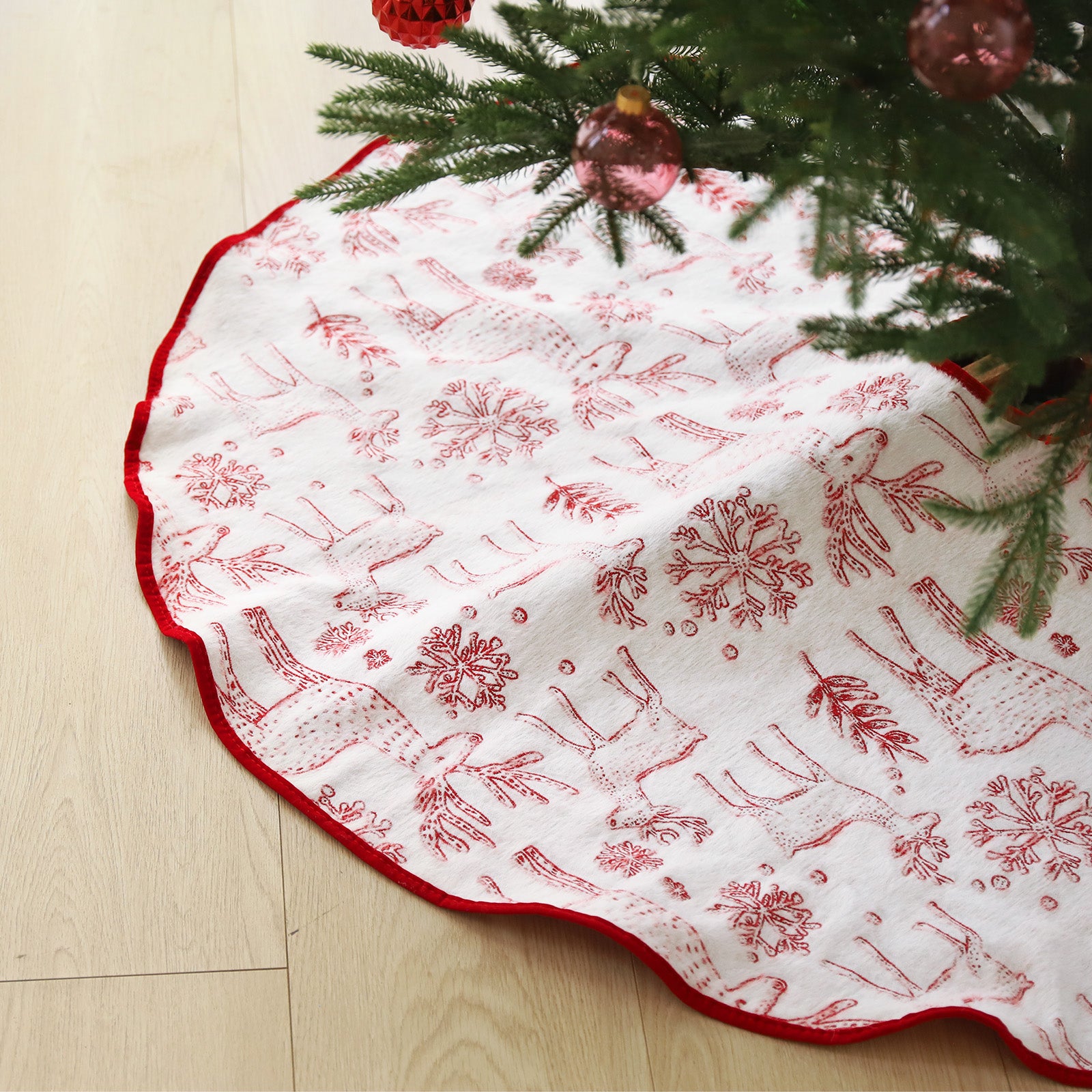 Salcar Beidseitig bestickte Weihnachtsbaumdecke in Rot und Weiß – Doppelseitiger Christbaumrock mit Rentier- & Schneeflockenmotiv