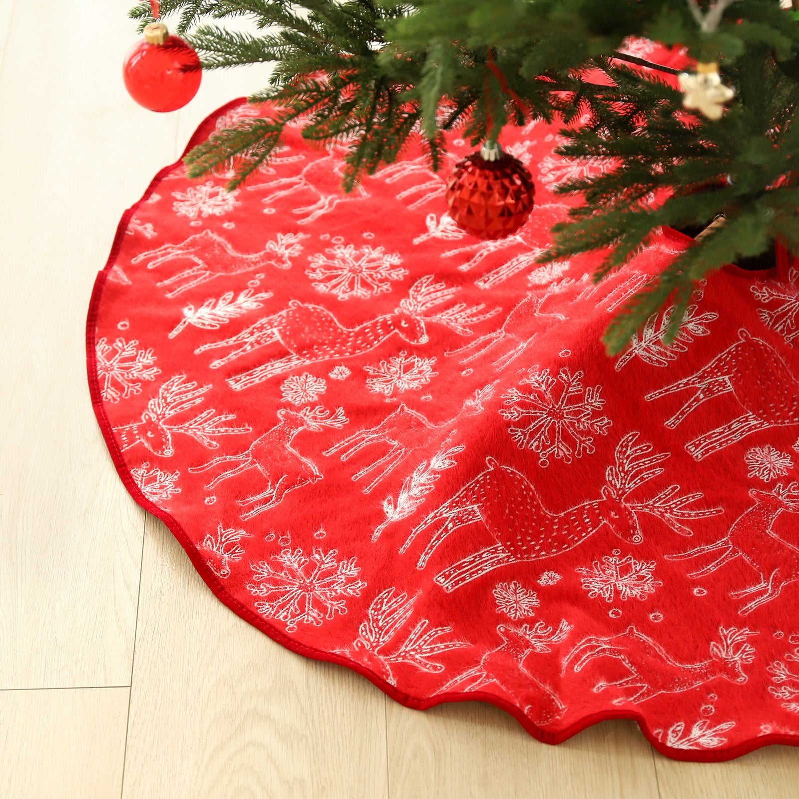 Salcar Beidseitig bestickte Weihnachtsbaumdecke in Rot und Weiß – Doppelseitiger Christbaumrock mit Rentier- & Schneeflockenmotiv
