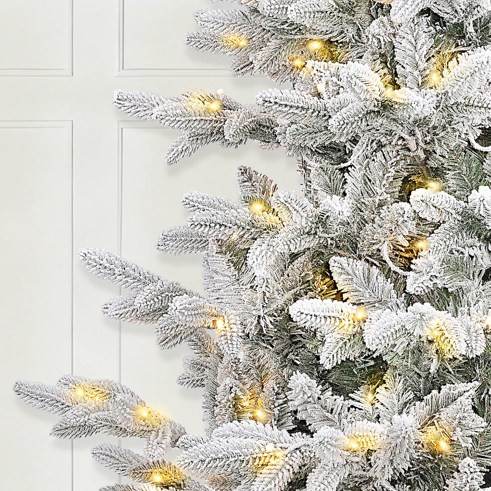 Künstlicher Weihnachtsbaum mit Schnee und LED Beleuchtung – Realistischer Tannenbaum mit Metallständer, 180 cm / 210 cm, warmweißes Licht