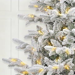 Künstlicher Weihnachtsbaum mit Schnee und LED Beleuchtung – Realistischer Tannenbaum mit Metallständer, 180 cm / 210 cm, warmweißes Licht