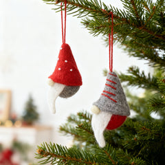 Salcar Christbaumschmuck 4er Set – Handgefilzte Weihnachtsanhänger Wichtel 10 cm aus Wollfilz, Rot & Grau, Baumschmuck Handarbeit für Weihnachtsbaum & Fenster