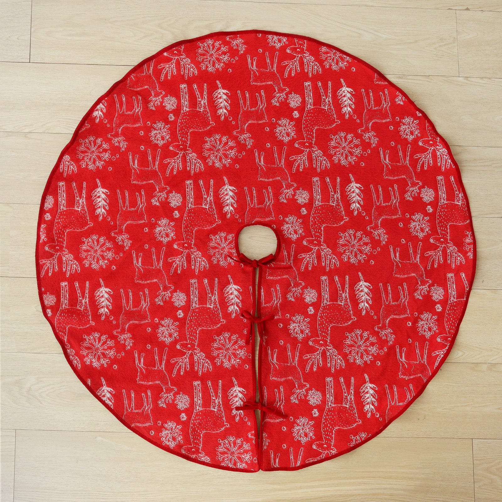 Salcar Beidseitig bestickte Weihnachtsbaumdecke in Rot und Weiß – Doppelseitiger Christbaumrock mit Rentier- & Schneeflockenmotiv