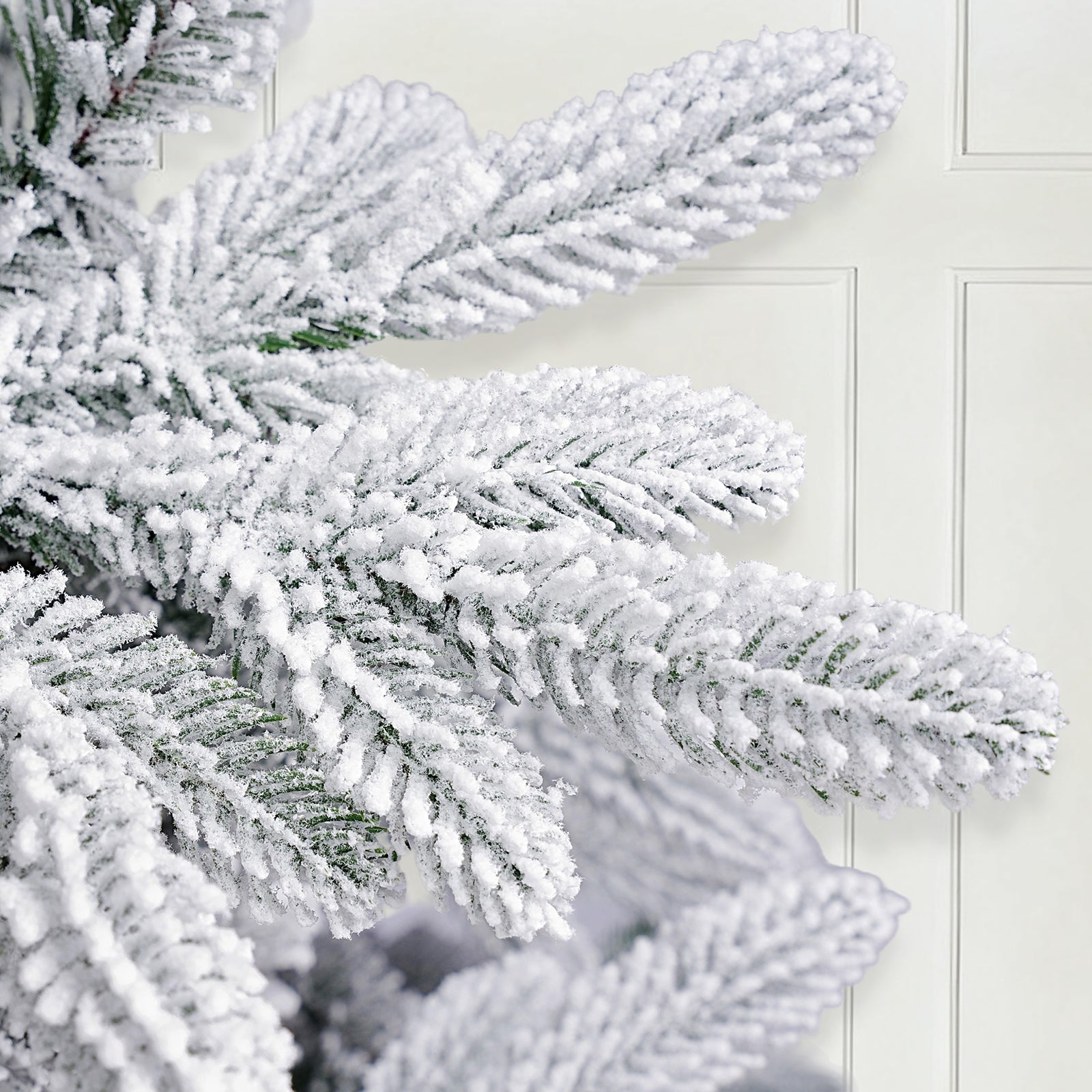 Künstlicher Weihnachtsbaum mit Schnee und LED Beleuchtung – Realistischer Tannenbaum mit Metallständer, 180 cm / 210 cm, warmweißes Licht