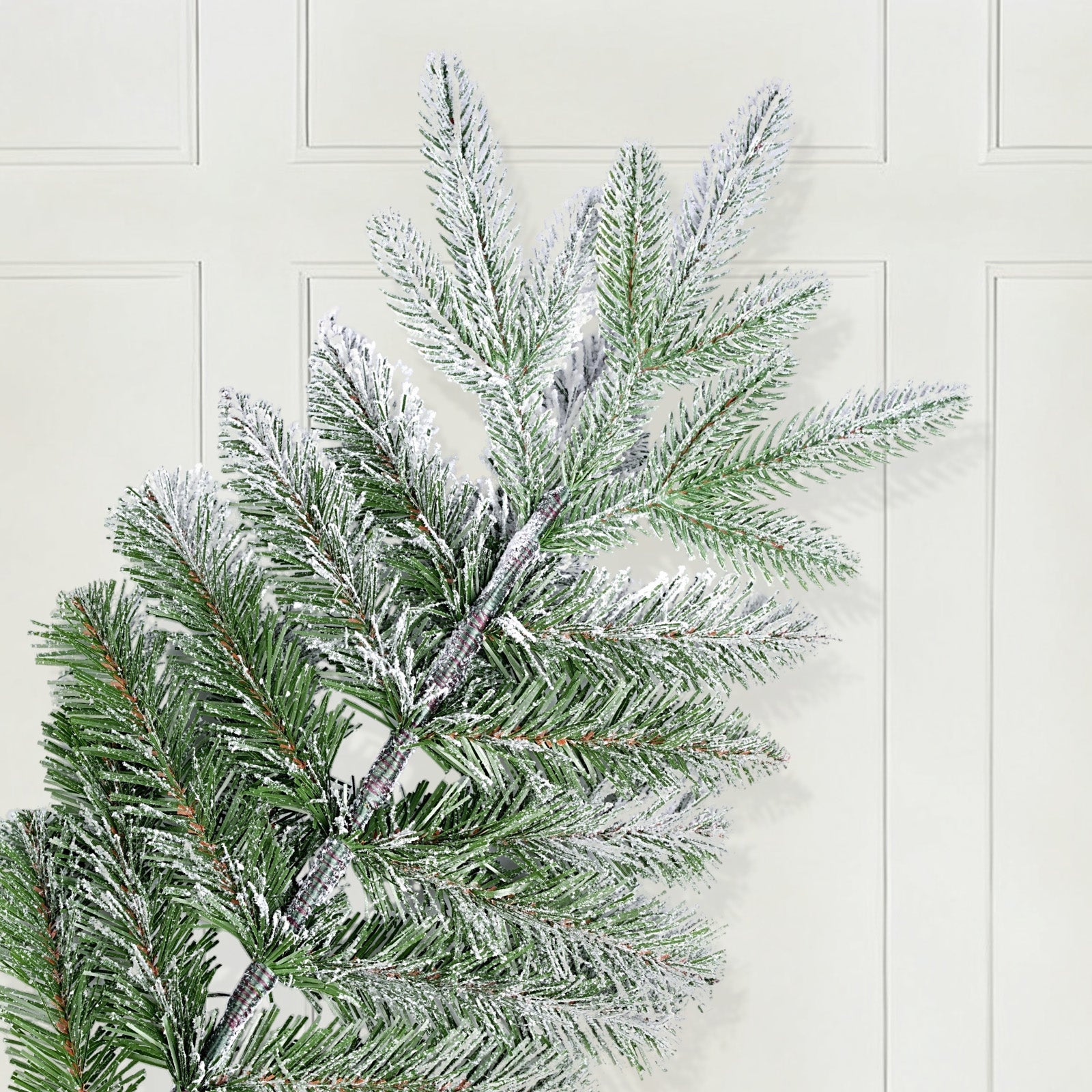 SALCAR Künstlicher Weihnachtsbaum mit Schnee – Realistischer Tannenbaum aus PE & PVC, naturgetreu, schwer entflammbar, stabiler Metallständer, einfacher Aufbau, wiederverwendbar