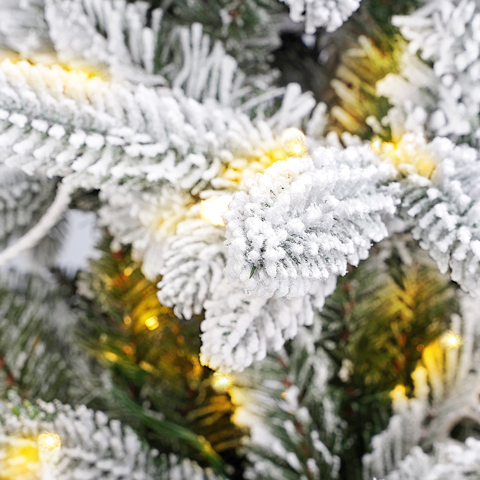 Künstlicher Weihnachtsbaum mit Schnee und LED Beleuchtung – Realistischer Tannenbaum mit Metallständer, 180 cm / 210 cm, warmweißes Licht
