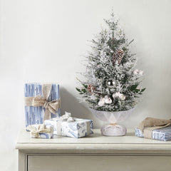 Salcar Künstlicher Mini-Weihnachtsbaum 50 cm – Mit Christbaumschmuck, Tannenzapfen & roten Beeren – Aus 100 % PE, stabil & wiederverwendbar