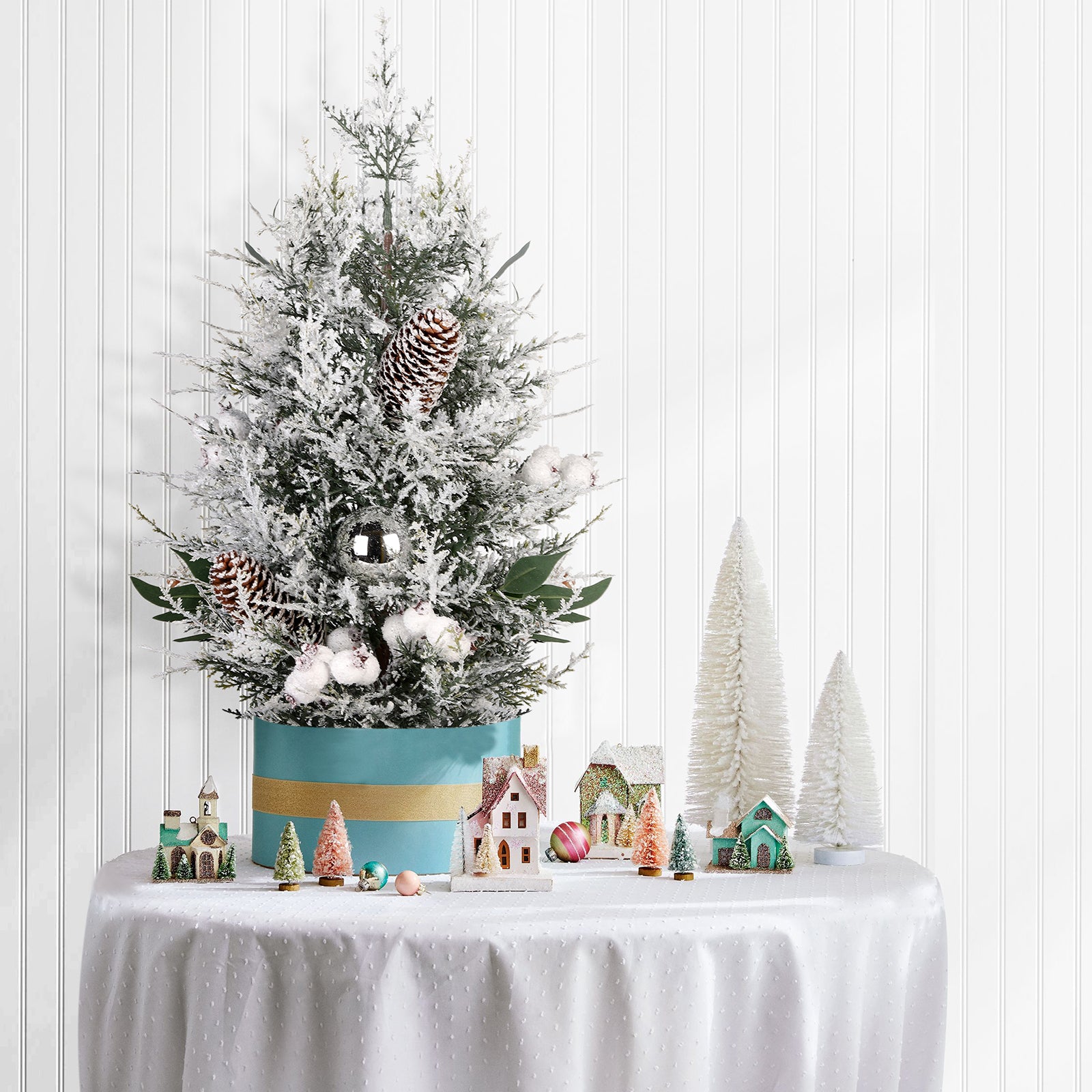 Salcar Künstlicher Mini-Weihnachtsbaum 50 cm – Mit Christbaumschmuck, Tannenzapfen & roten Beeren – Aus 100 % PE, stabil & wiederverwendbar