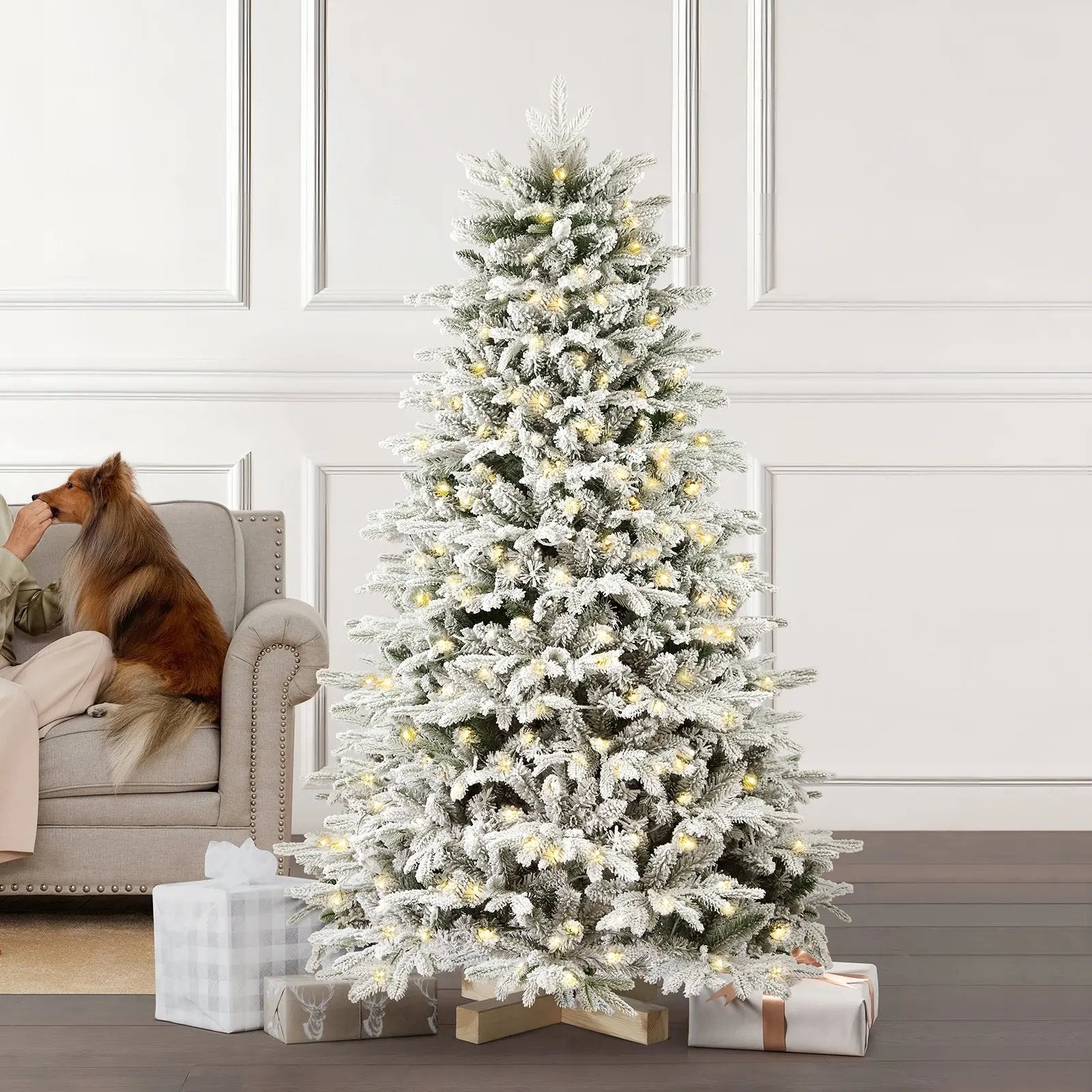 Schneebedeckter Weihnachtsbaum mit Leuchtperlen und stabilem Holzständer – sekeymall